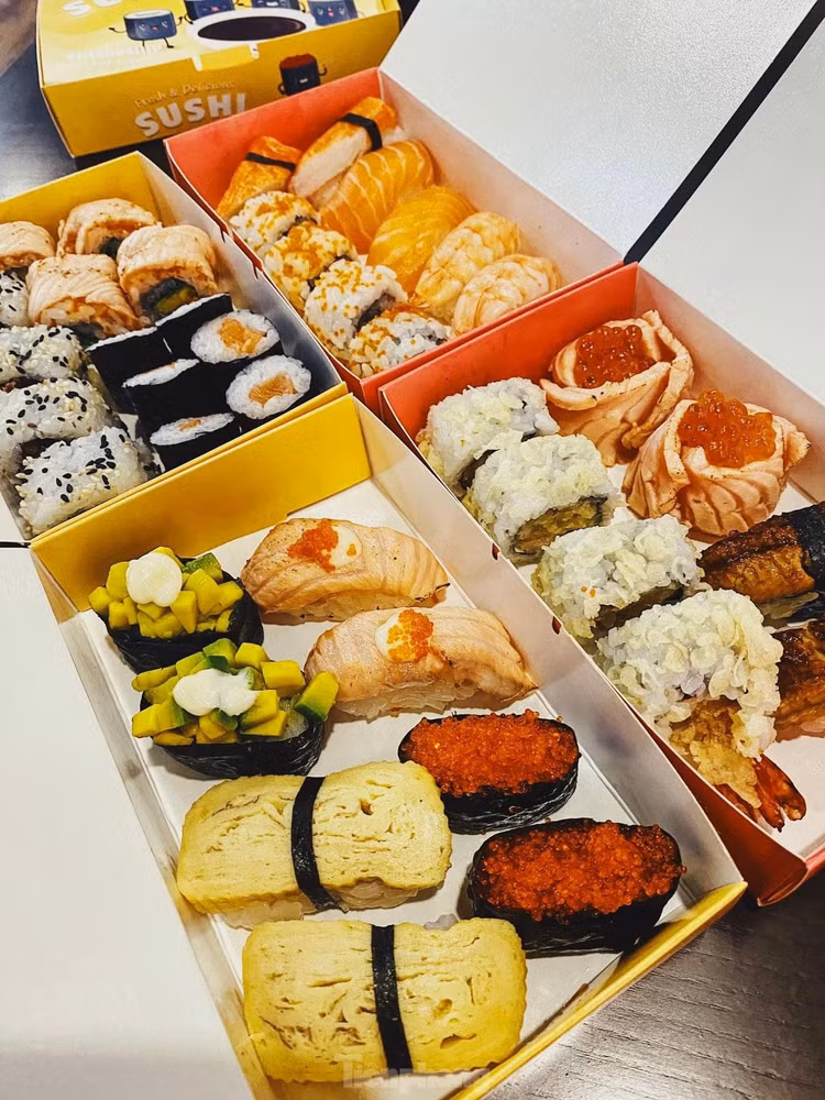 Bữa trưa của dân văn phòng trong mùa dịch COVID-19 ảnh 13