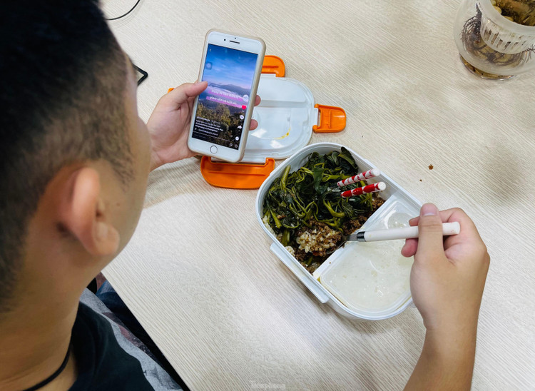 Bữa trưa của dân văn phòng trong mùa dịch COVID-19 ảnh 5