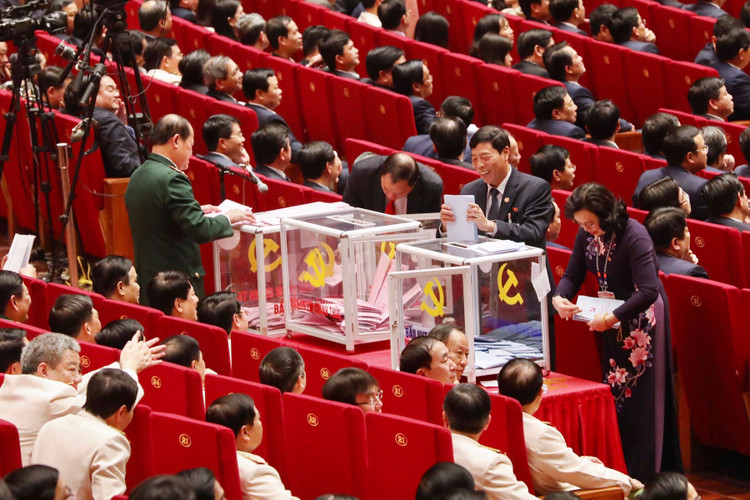 Các đại biểu bỏ phiếu bầu Ban Chấp hành Trung ương khóa XIII. Ảnh: VGP