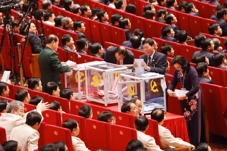 Các đại biểu bỏ phiếu bầu Ban Chấp hành Trung ương khóa XIII. Ảnh: VGP