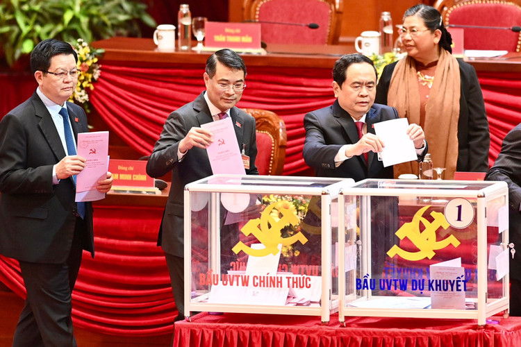 Các đại biểu bỏ phiếu bầu Ban Chấp hành Trung ương khóa XIII. Ảnh: VGP