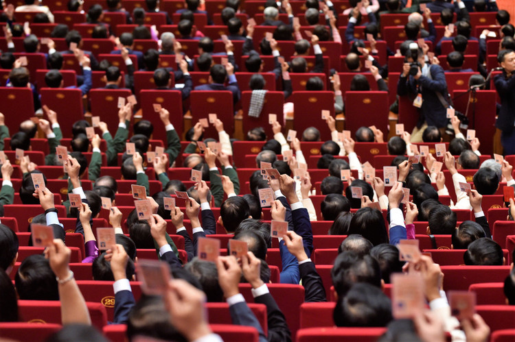 Các đại biểu biểu quyết tại Đại hội XIII của Đảng. - Ảnh: VGP/Nhật Bắc