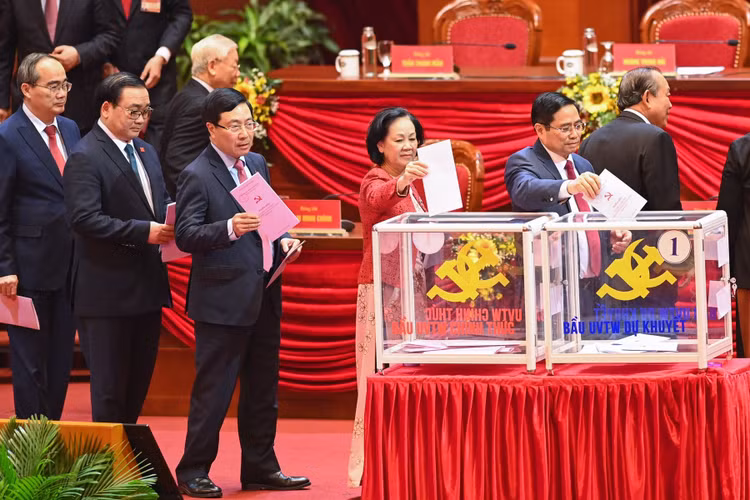 Các đại biểu bỏ phiếu bầu Ban Chấp hành Trung ương khóa XIII. Ảnh: VGP