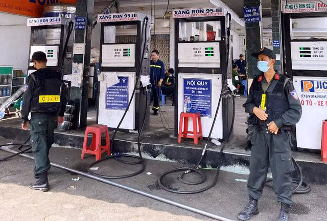  Công an khám xét nhiều cây xăng, bắt thêm 2 chủ doanh nghiệp vụ xăng giả khủng - Ảnh 1.