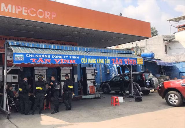  Công an khám xét nhiều cây xăng, bắt thêm 2 chủ doanh nghiệp vụ xăng giả khủng - Ảnh 2.