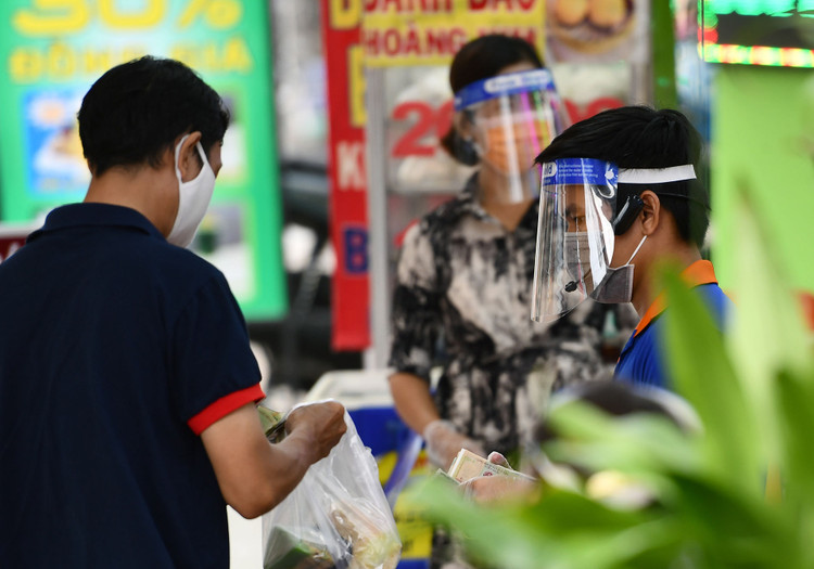 nguoi ban com truoc Benh vien Nhi dong 1 duong tinh nCoV anh 1