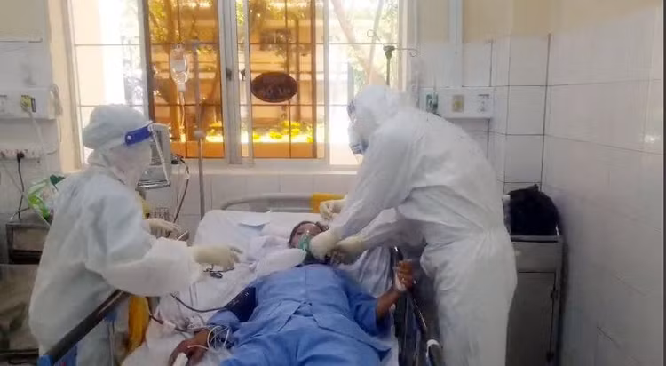 Bệnh nhân Covid-19 hồi phục dần, hỗ trợ thở bằng máy tạo oxy dòng cao qua mũi và theo dõi sát toàn trạng.