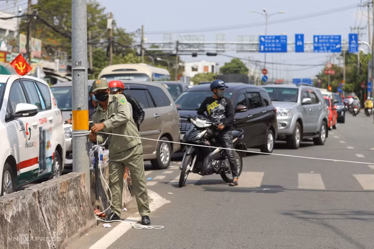 Cửa ngõ Sài Gòn tắc nghẽn ngày đầu nghỉ lễ ảnh 8