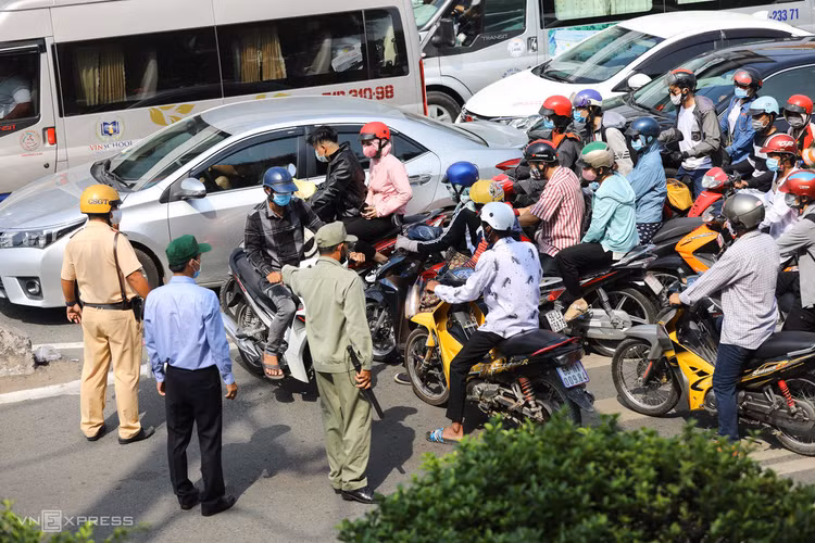 Cửa ngõ Sài Gòn tắc nghẽn ngày đầu nghỉ lễ ảnh 3