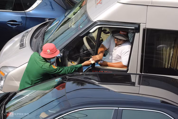 Cửa ngõ Sài Gòn tắc nghẽn ngày đầu nghỉ lễ ảnh 2