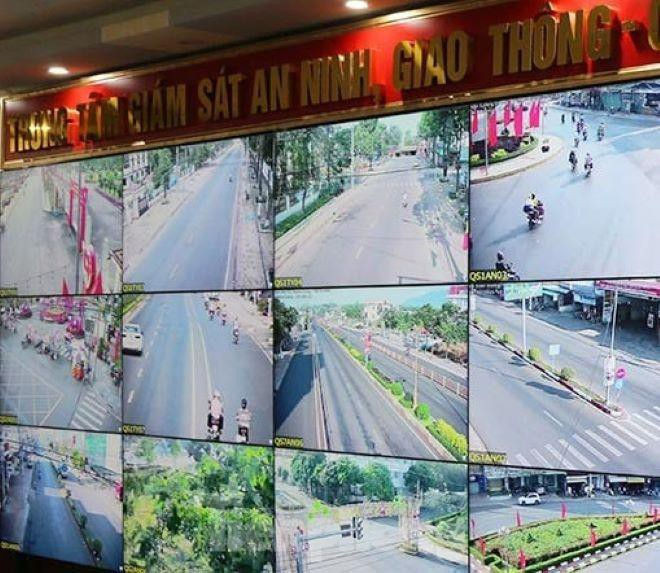 ‘Mắt thần’ phát hiện nhiều xe công ngang nhiên vượt đèn đỏ ảnh 1