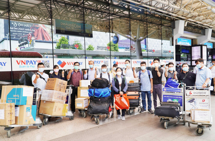 Những chuyên gia điều trị COVID-19 hàng đầu của Chợ Rẫy lên đường đến Bắc Giang ảnh 3