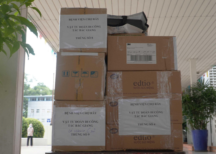 Những chuyên gia điều trị COVID-19 hàng đầu của Chợ Rẫy lên đường đến Bắc Giang ảnh 1