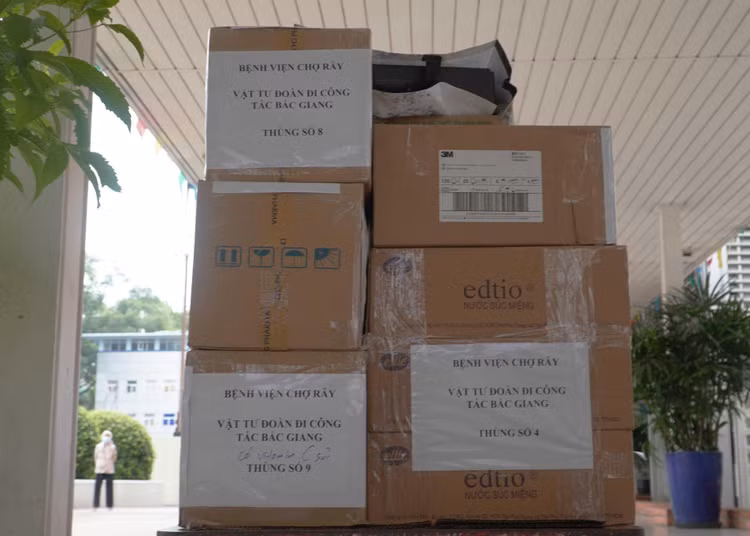 Những chuyên gia điều trị COVID-19 hàng đầu của Chợ Rẫy lên đường đến Bắc Giang ảnh 1