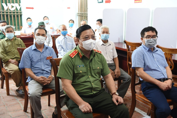 Trung tướng Nguyễn Hải Trung - Giám đốc Công an TP Hà Nội có mặt, dự lễ khai mạc bầu cử lại tại xã Tráng Việt, huyện Mê Linh.