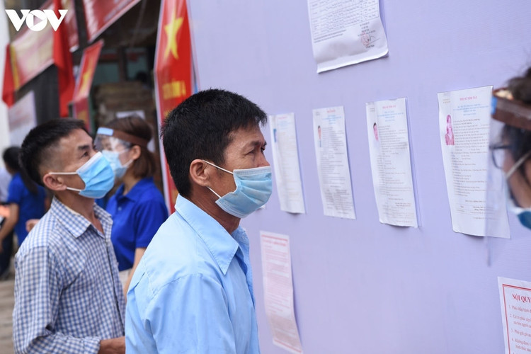 Người dân xã Tráng Việt đang cân nhắc lựa chọn các ứng viên trong số danh sách 6 người để bầu HĐND xã. Người dân xã Tráng Việt sẽ bầu ra 4 người đắc cử HĐND trong số 6 ứng viên.