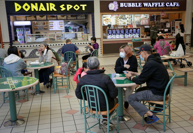Người dân dùng bữa bên trong một trung tâm thương mại ở Richmond, British Columbia, Canada, ngày 26/5/2021. (Ảnh: THX/TTXVN)