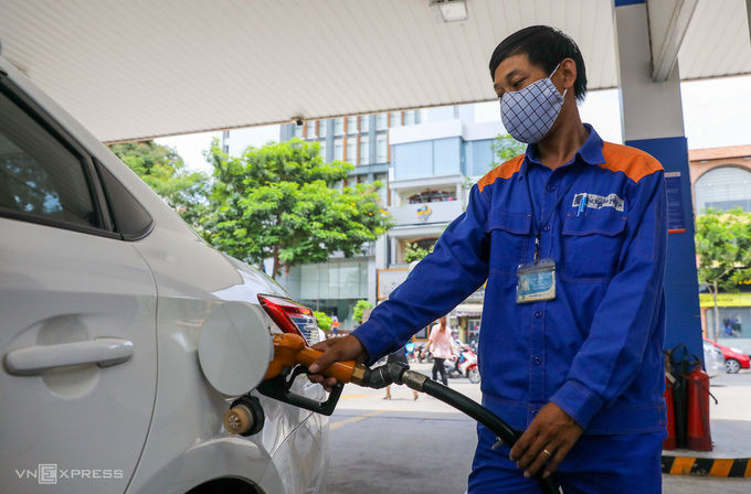 Người dân đổ xăng tại góc đường Hai Bà Trưng - Trần Cao Vân (quận 1, TP HCM). Ảnh: Quỳnh Trần.