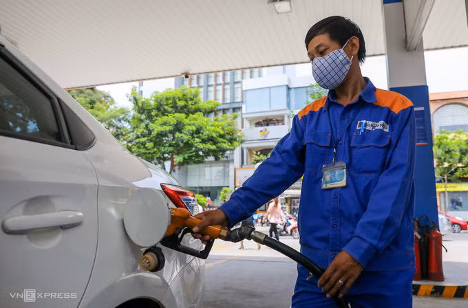 Người dân đổ xăng tại góc đường Hai Bà Trưng - Trần Cao Vân (quận 1, TP HCM). Ảnh: Quỳnh Trần.