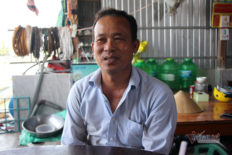 Người đàn ông miền Tây chi trăm triệu nuôi đàn cá 'hoang' dưới sông