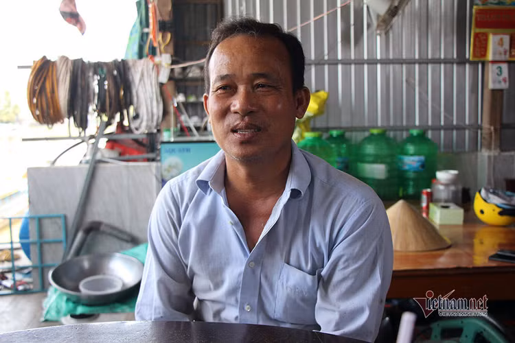 Người đàn ông miền Tây chi trăm triệu nuôi đàn cá 'hoang' dưới sông