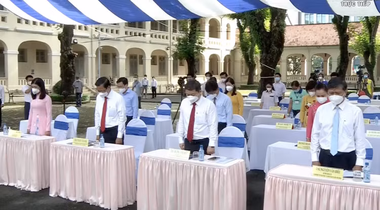 TP.HCM: Lễ khai giảng dành 1 phút mặc niệm người tử vong vì Covid-19