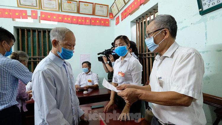 Hơn 1.000 cử tri ở Hà Nội bầu cử lại sau vụ Chủ tịch HĐND xã mang 75 phiếu về nhà tự gạch ảnh 2