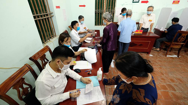 Hơn 1.000 cử tri ở Hà Nội bầu cử lại sau vụ Chủ tịch HĐND xã mang 75 phiếu về nhà tự gạch ảnh 14