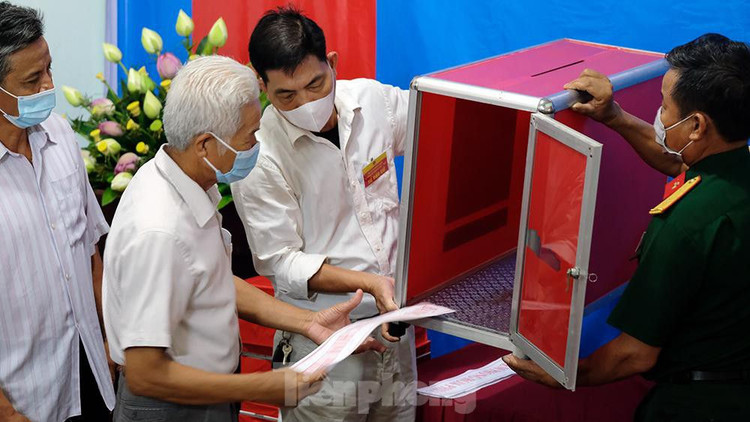 Hơn 1.000 cử tri ở Hà Nội bầu cử lại sau vụ Chủ tịch HĐND xã mang 75 phiếu về nhà tự gạch ảnh 1