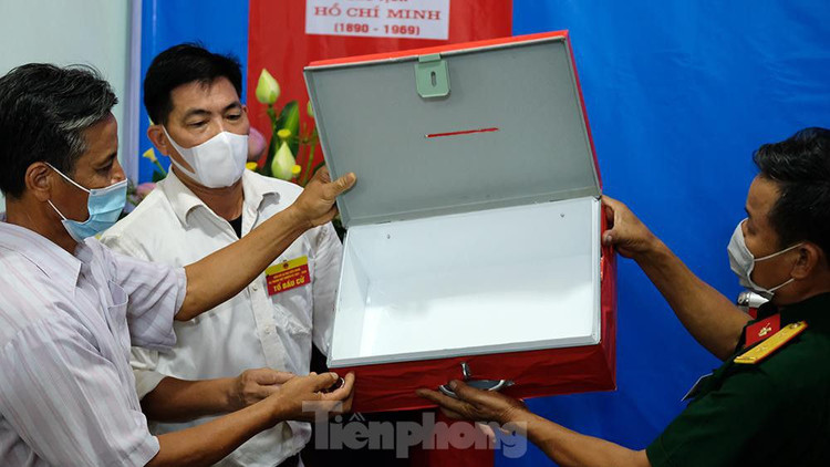 Hơn 1.000 cử tri ở Hà Nội bầu cử lại sau vụ Chủ tịch HĐND xã mang 75 phiếu về nhà tự gạch ảnh 7