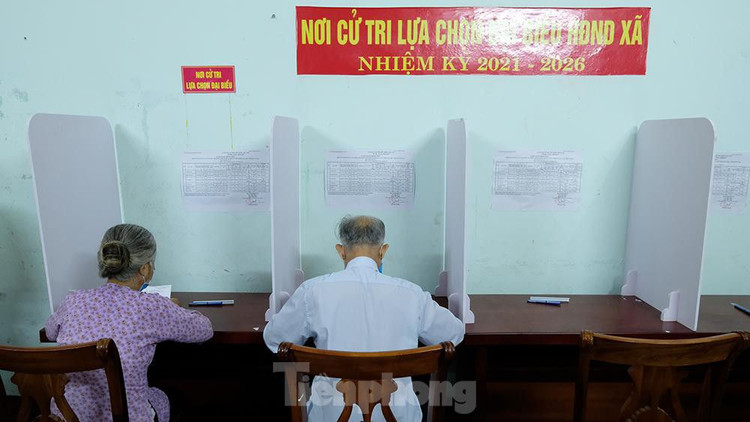 Hơn 1.000 cử tri ở Hà Nội bầu cử lại sau vụ Chủ tịch HĐND xã mang 75 phiếu về nhà tự gạch ảnh 11