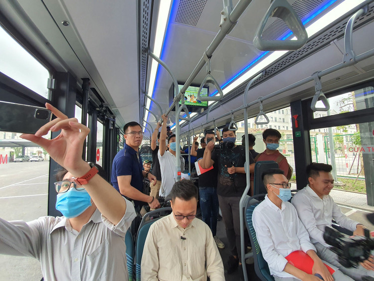 Xe buýt điện của tỷ phú Phạm Nhật Vượng chính thức lăn bánh - 3