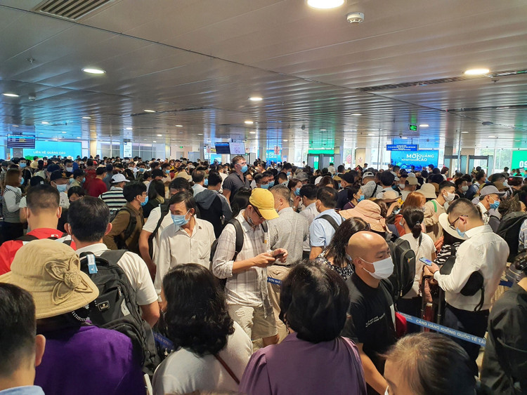 Sân bay Tân Sơn Nhất, ngày cao điểm 631 chuyến bay, gần 100.000 hành khách - 2