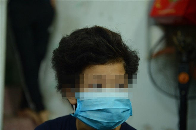 Bé gái bị bạo hành, hiếp dâm tại Hà Nội: Hàng xóm phát hiện mẹ bắt trói, dán mồm con để đánh qua camera - ảnh 3