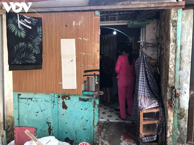 Bé gái bị bạo hành, hiếp dâm tại Hà Nội: Hàng xóm phát hiện mẹ bắt trói, dán mồm con để đánh qua camera - ảnh 5