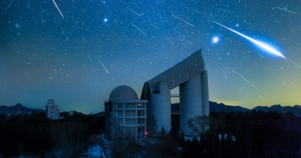 Đêm nay, Việt Nam chiêm ngưỡng mưa sao băng đẹp nhất năm - Ảnh 1.