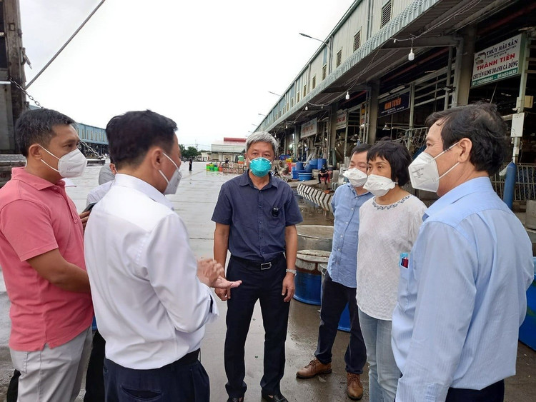 PGS.TS.BS Nguyễn Trường Sơn, Thứ trưởng Bộ Y tế, (đứng giữa) kiểm tra công tác phòng chống dịch Covid-19 tại chợ Bình Điền.