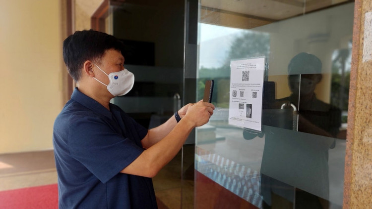 PGS.TS Trần Quý Tường thử check-in bằng QR Code tại một trụ sở ở Bắc Ninh.