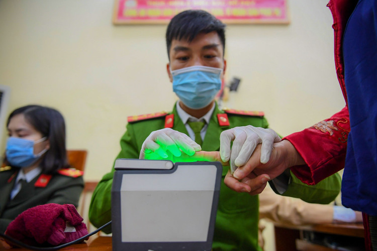 xep hang lam can cuoc cong dan gan chip anh 8