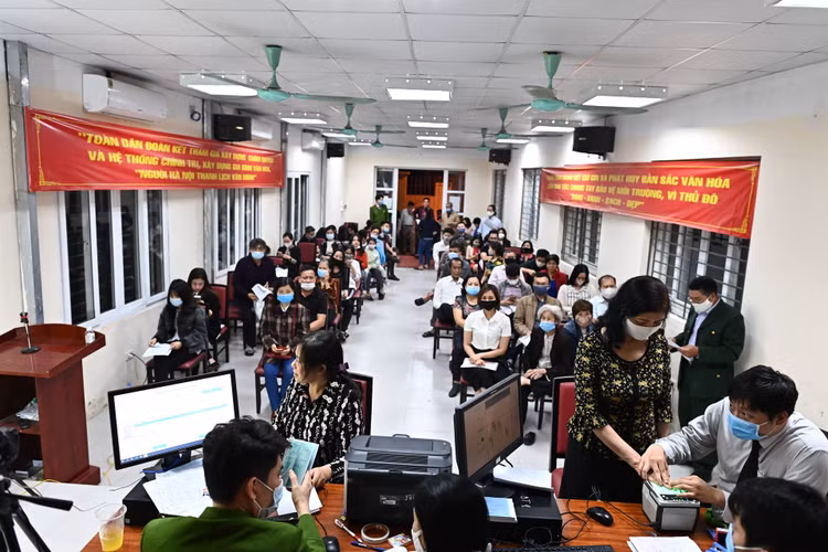 xep hang lam can cuoc cong dan gan chip anh 2