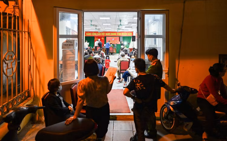 xep hang lam can cuoc cong dan gan chip anh 1