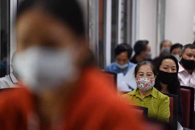 xep hang lam can cuoc cong dan gan chip anh 4