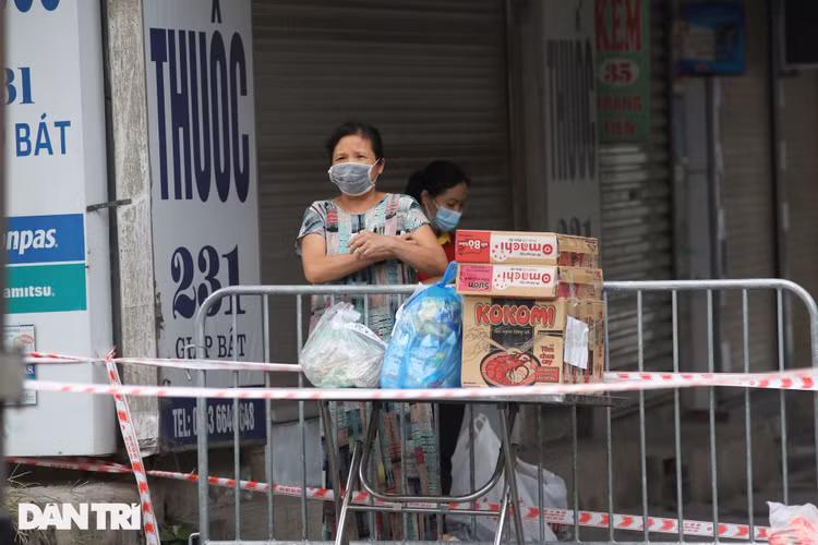 Toàn cảnh điểm nóng có 41 ca dương tính tại phường Giáp Bát - 3