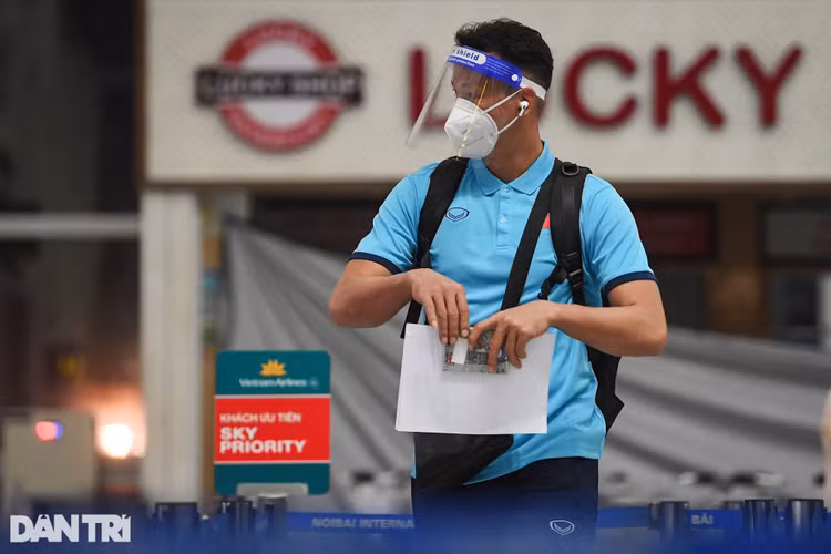 Đội tuyển Việt Nam lên đường sang Saudi Arabia dự vòng loại World Cup - 19