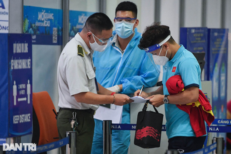 Đội tuyển Việt Nam lên đường sang Saudi Arabia dự vòng loại World Cup - 16