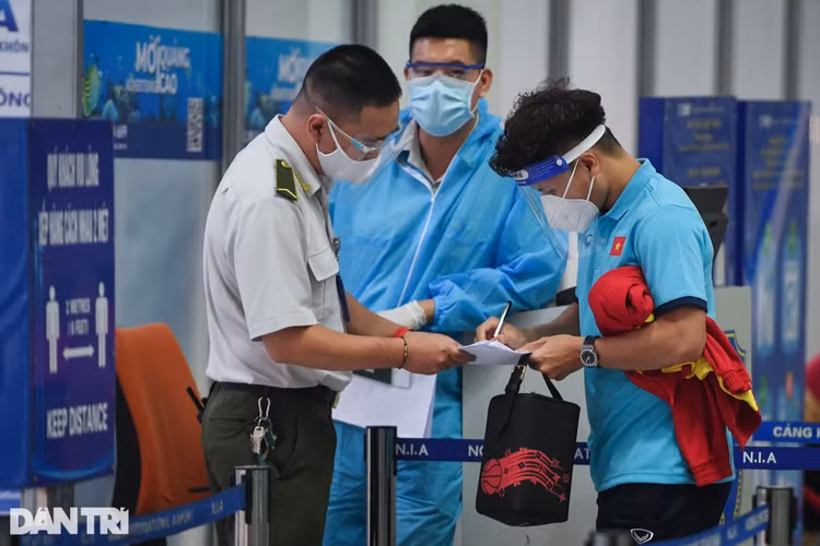 Đội tuyển Việt Nam lên đường sang Saudi Arabia dự vòng loại World Cup - 16