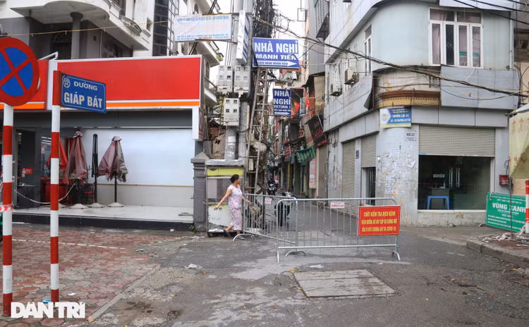 Toàn cảnh điểm nóng có 41 ca dương tính tại phường Giáp Bát - 8