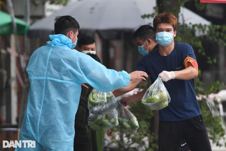 Hà Nội: Đi từng ngõ, gõ từng nhà tiếp tế cho ổ dịch quận Thanh Xuân - 6