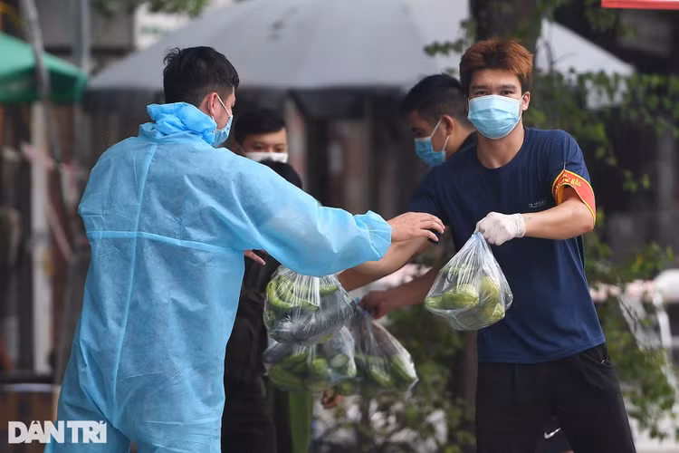 Hà Nội: Đi từng ngõ, gõ từng nhà tiếp tế cho ổ dịch quận Thanh Xuân - 6