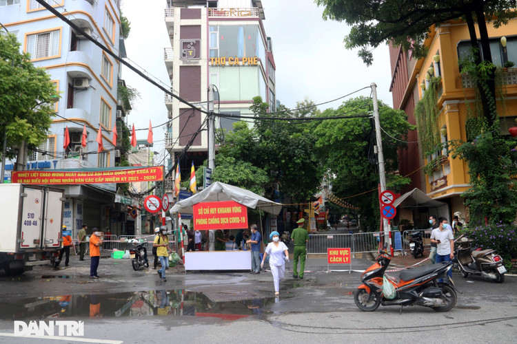 Toàn cảnh điểm nóng có 41 ca dương tính tại phường Giáp Bát - 4